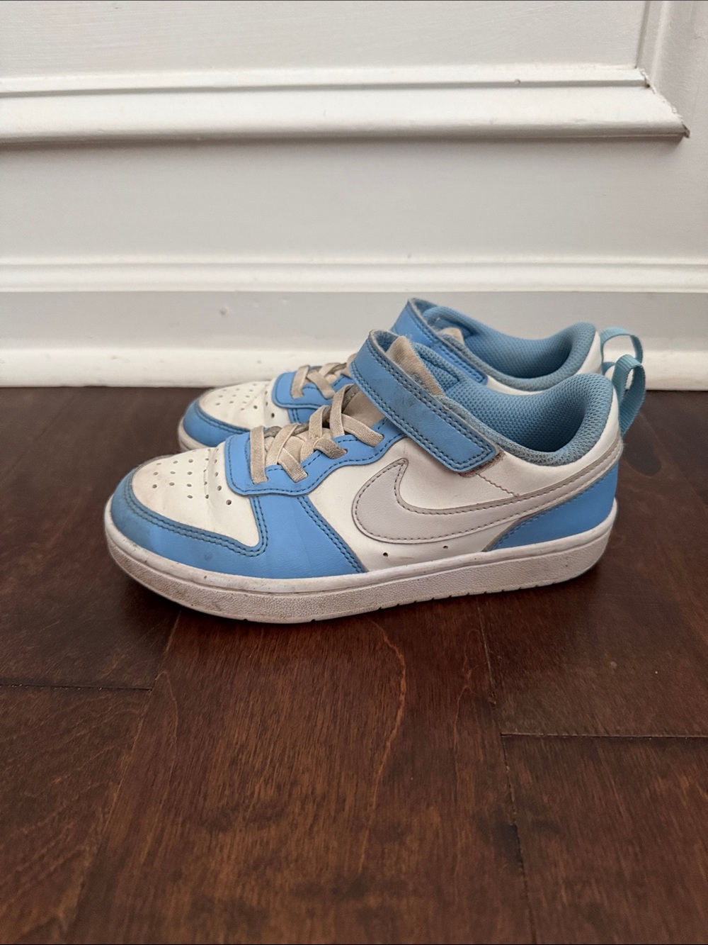 Nike Kids Low-Top Sneakers in Light Blue and White with Gray Swoosh